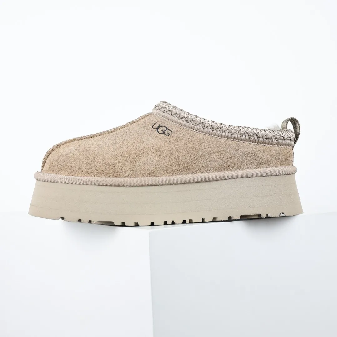 Copy price 💰560 Core recommendation of good price 5cm thick sole, independently developed original outsole, cashmere insole, keeping warm in winter, suitable for home use. In the new year, uug launched a style series, which is partially geared towards the preferences of young consumers. It has also moved to the forefront of fashion trends. Shoe body material, water-repellent coated suede upper, 17 mm UGGPURE™ implanted wool insole, lightweight non-slip and comfortable rubber outsole, with brand LOGO and trademark, with full package Size: 35 36 37 38 39 40